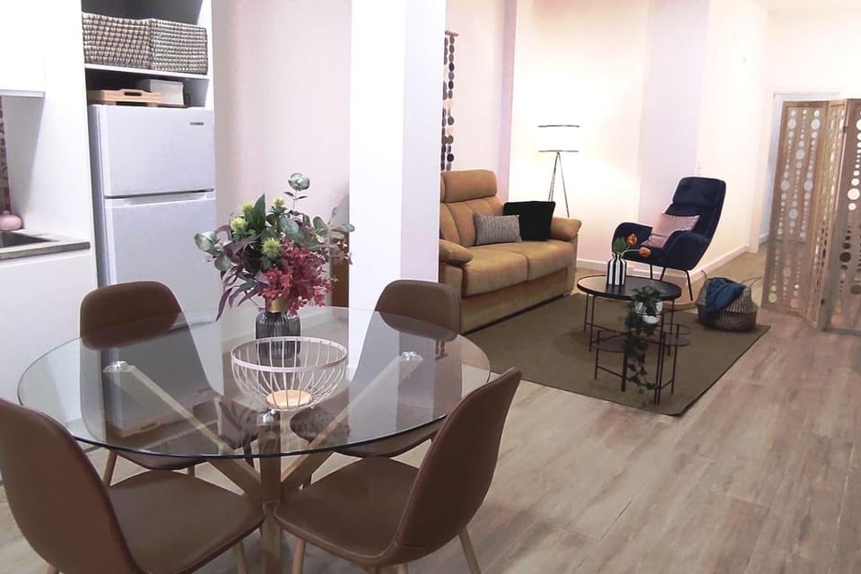 Kitchen or kitchenette, Seating area, Dining area