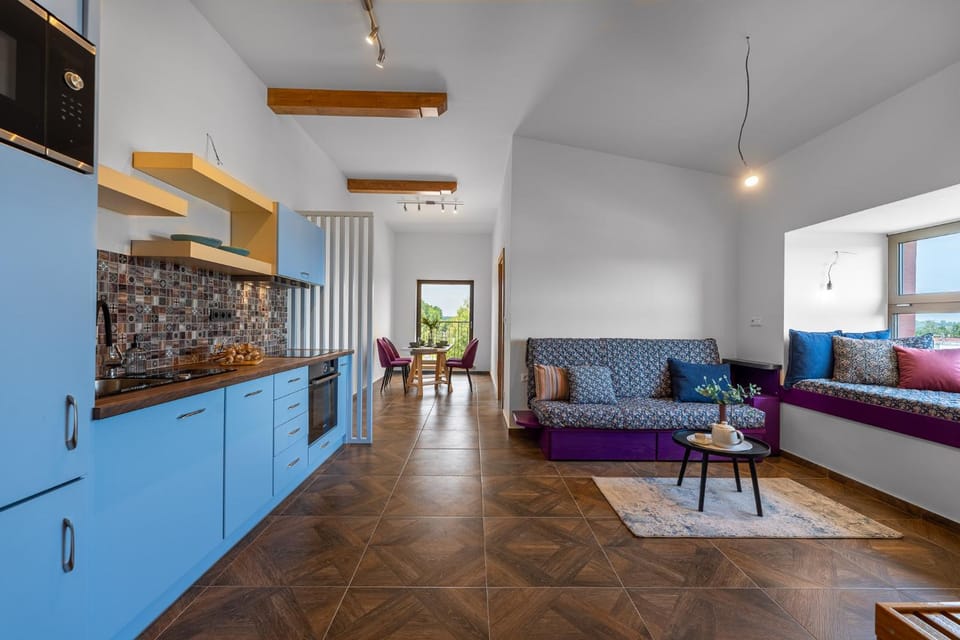 Kitchen or kitchenette, Living room, Seating area, Dining area, fireplace, minibar, pet friendly