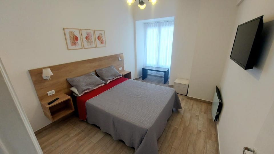 Bed, TV and multimedia, Photo of the whole room