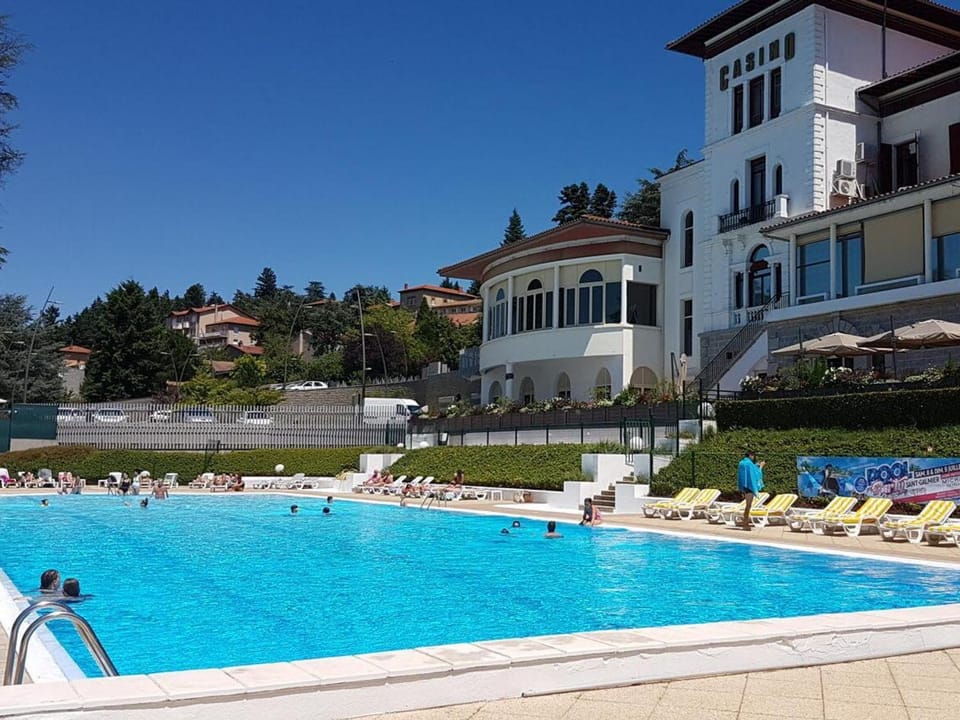 Gîte spacieux avec jardin et terrasse à Saint-Galmier - FR-1-496-300 House in Auvergne-Rhône-Alpes