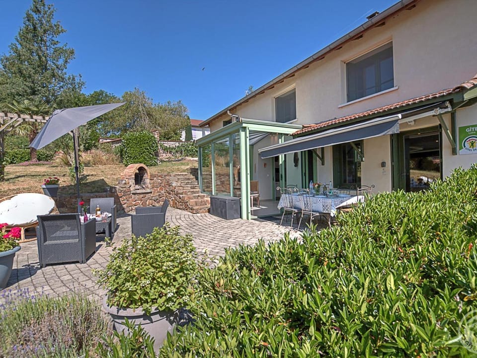 Gîte spacieux avec jardin et terrasse à Saint-Galmier - FR-1-496-300 House in Auvergne-Rhône-Alpes