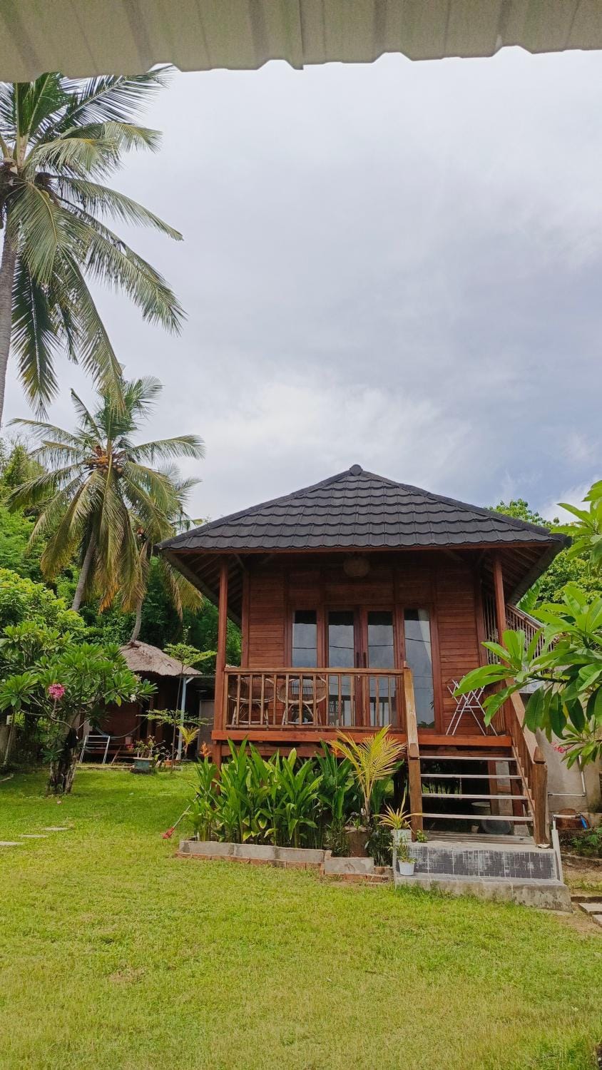Yellow Coco Gili Gede Inn in Central Sekotong