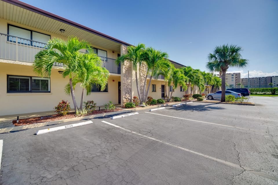 Cocoa Beach Condo w/ Community Pool & Hot Tub! House in Cocoa Beach