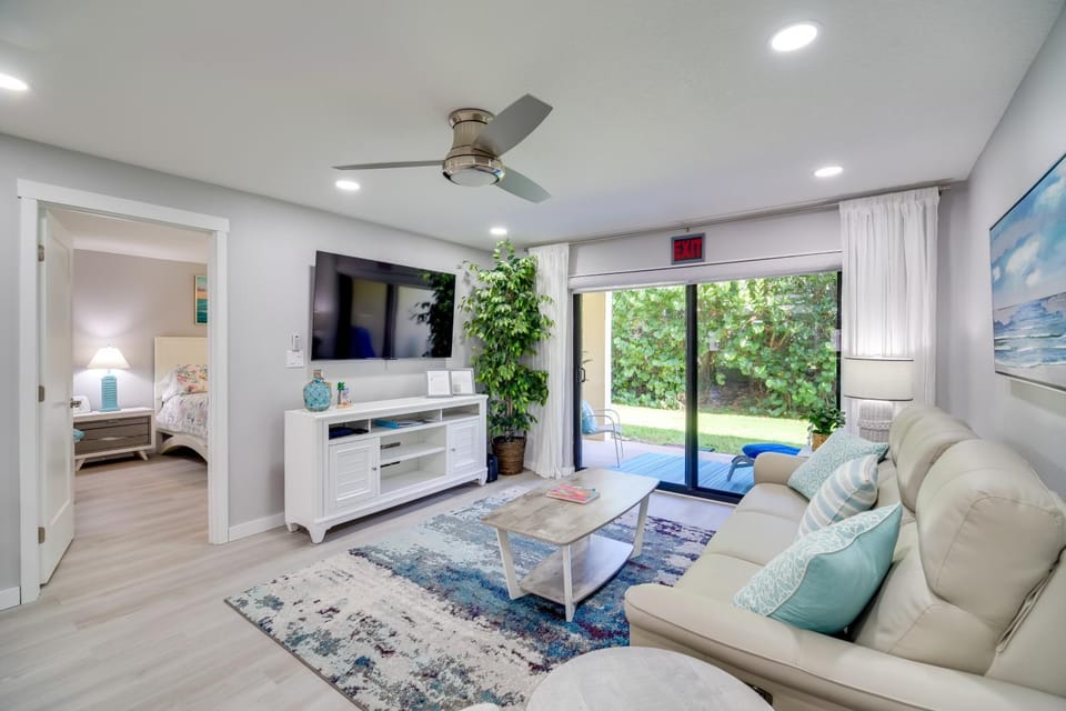 Cocoa Beach Condo w/ Community Pool & Hot Tub! House in Cocoa Beach