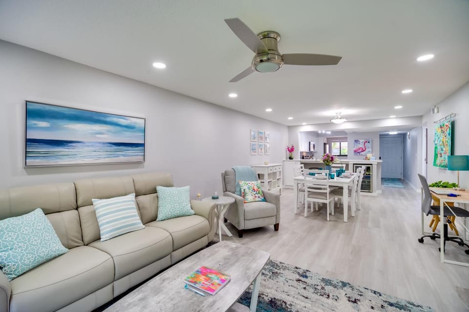 Cocoa Beach Condo w/ Community Pool & Hot Tub! House in Cocoa Beach