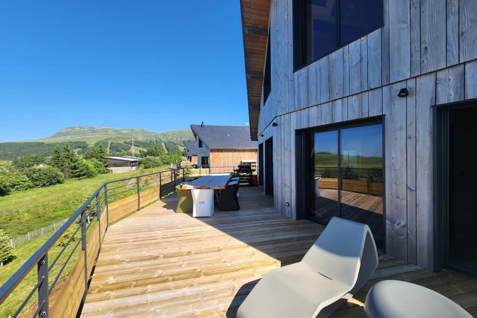 Property building, Patio, Day, Natural landscape, View (from property/room), Balcony/Terrace, Balcony/Terrace, Seating area, Dining area, Mountain view