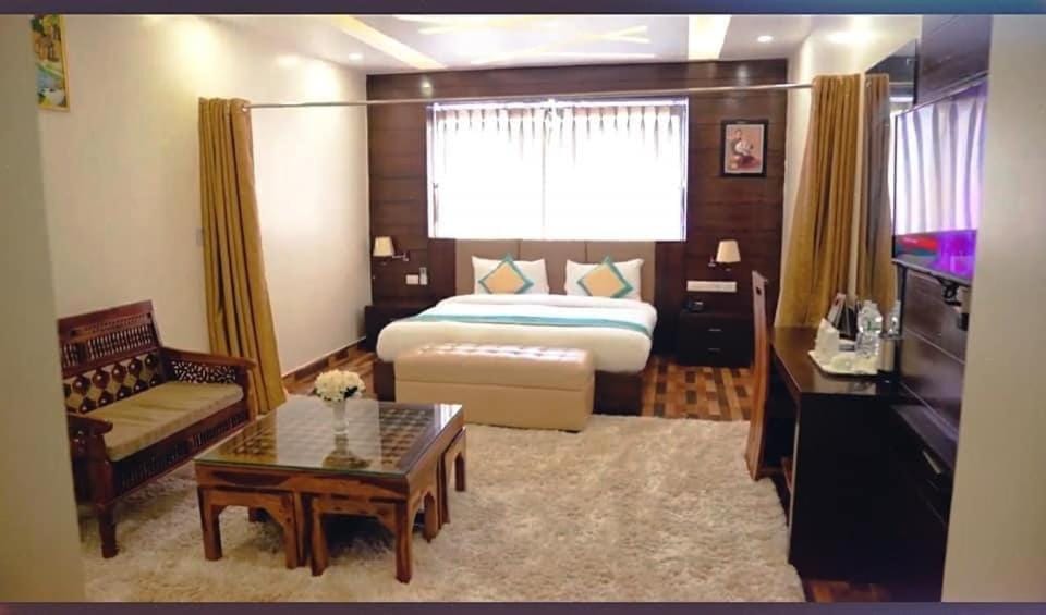 Bed, TV and multimedia, Seating area, Dining area, Bedroom, hair dryier, minibar, air conditioner