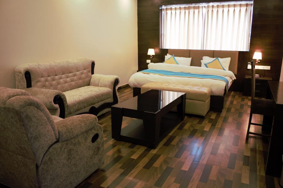 Bed, Living room, Photo of the whole room, Seating area, Dining area, Bedroom