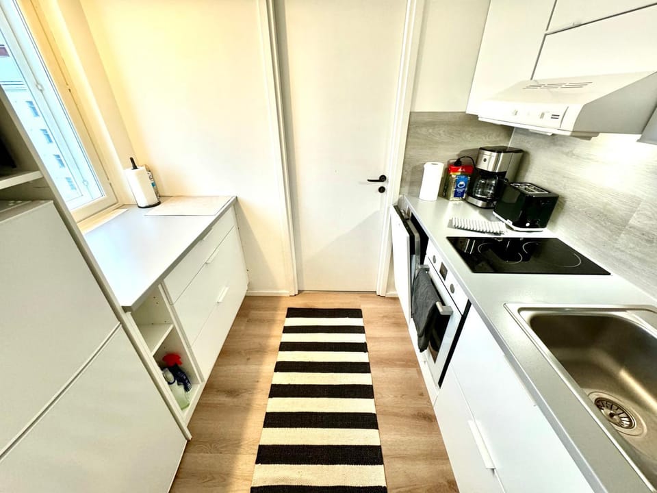 Coffee/tea facilities, Kitchen or kitchenette, dishwasher, oven, stove, toaster