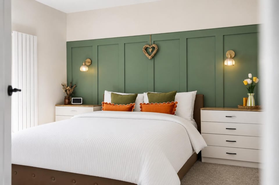 Panoramic Sunset Views - Free Parking & Sleeps 5 House in Bury