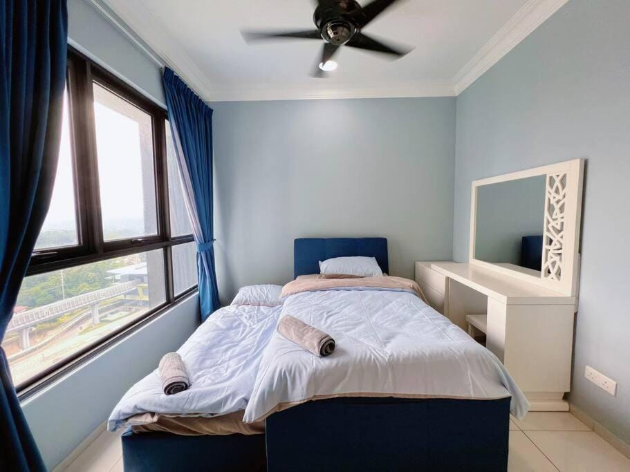 Bed, Photo of the whole room, Bedroom, fireplace