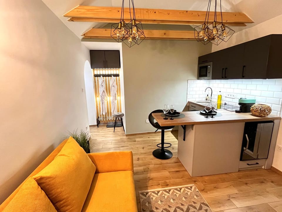 Kitchen or kitchenette, Living room, Dining area, minibar, stove