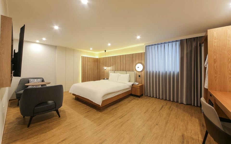 Bed, TV and multimedia, Bedroom, hair dresser, wardrobe