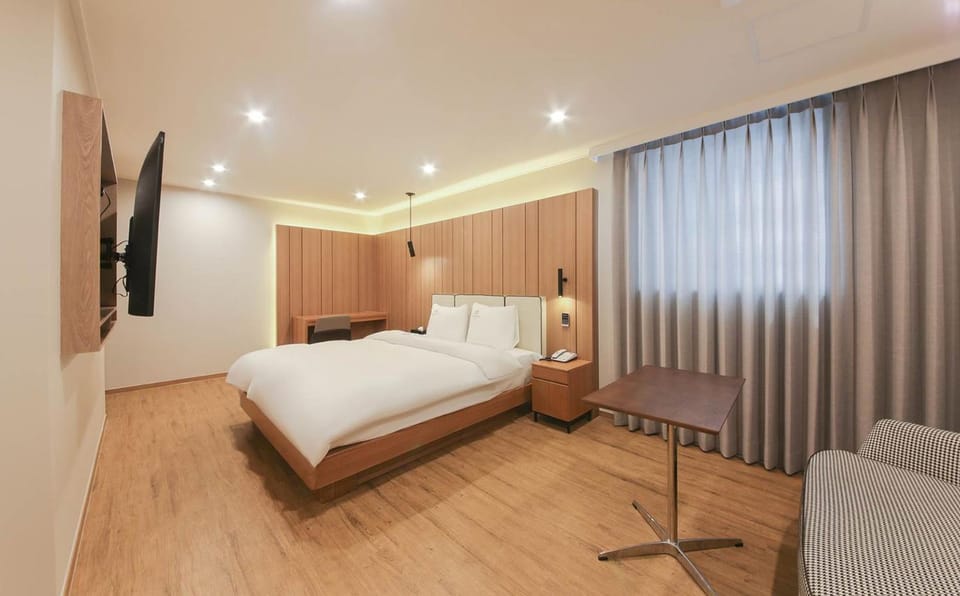 Bed, TV and multimedia, Bedroom, hair dresser