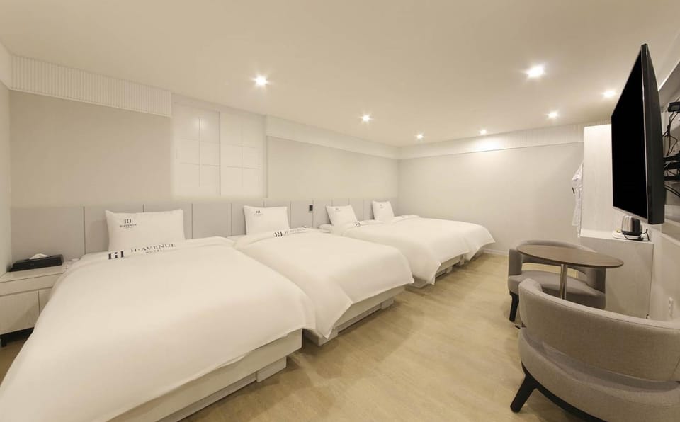 Bed, TV and multimedia, Bedroom