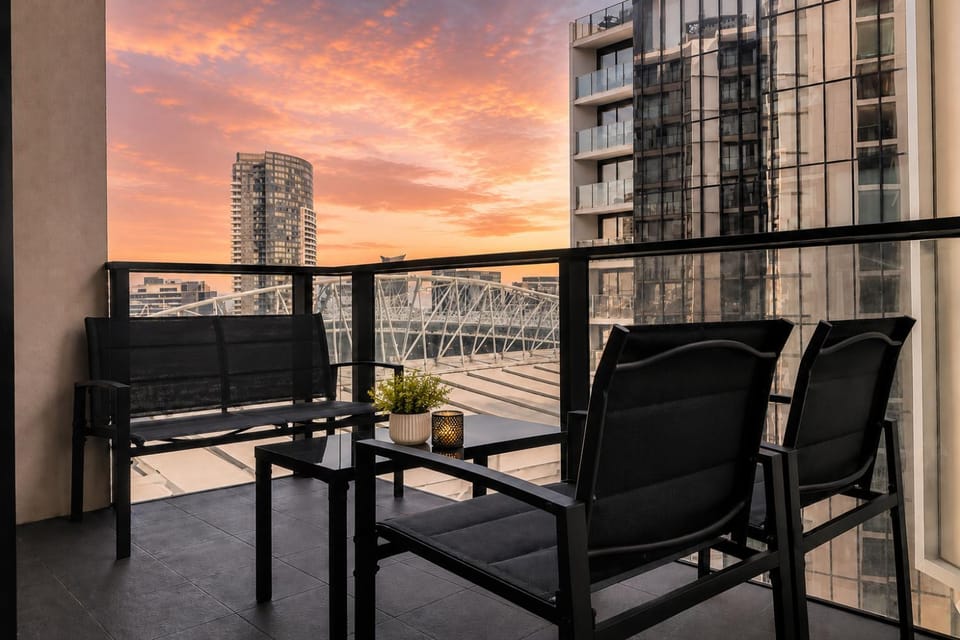 Rooftop Pool 2BR Apt at Marvel Stadium with Free Parking Apartment in Melbourne