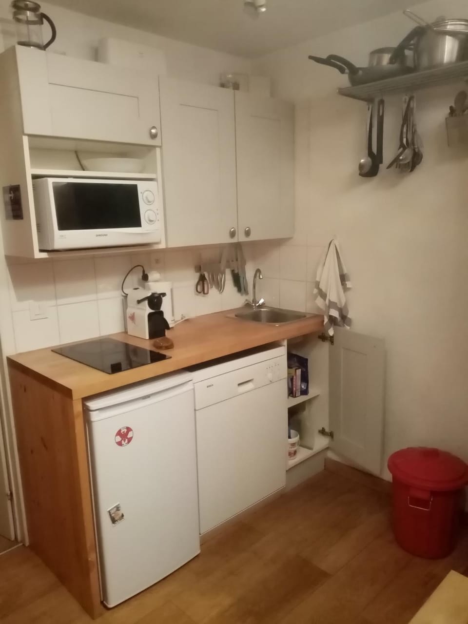 Kitchen or kitchenette, minibar