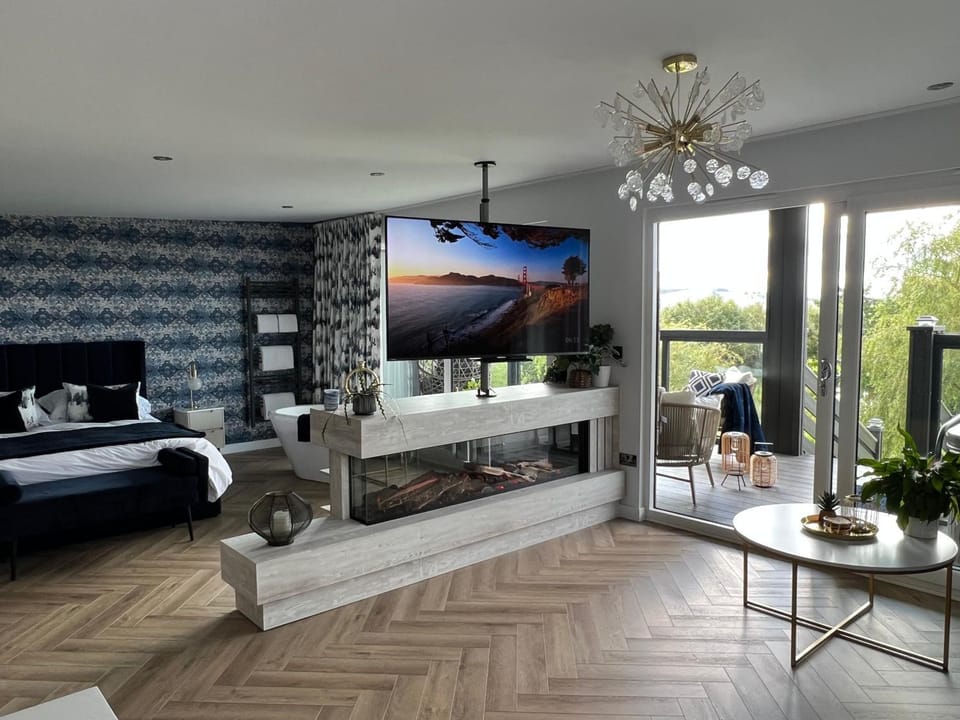 TV and multimedia, Living room, Seating area, Evening entertainment