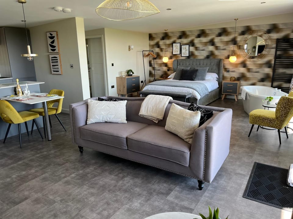 Bed, Living room, Photo of the whole room, Seating area, Bedroom