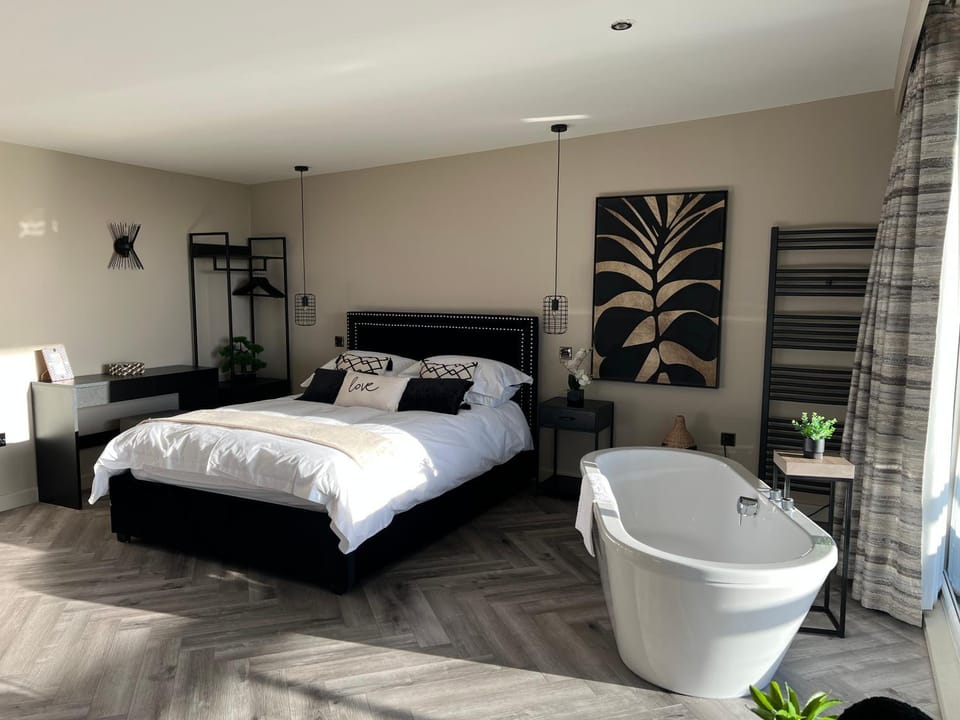 Bed, Bathroom, Bedroom, towels