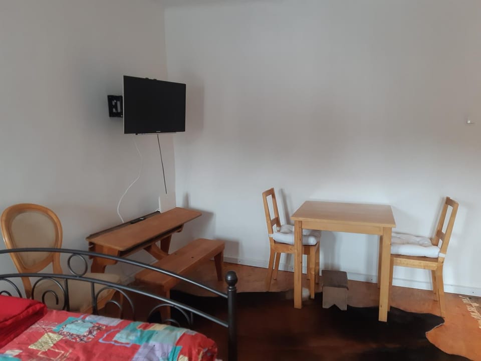 Bed, TV and multimedia, Seating area, Bedroom