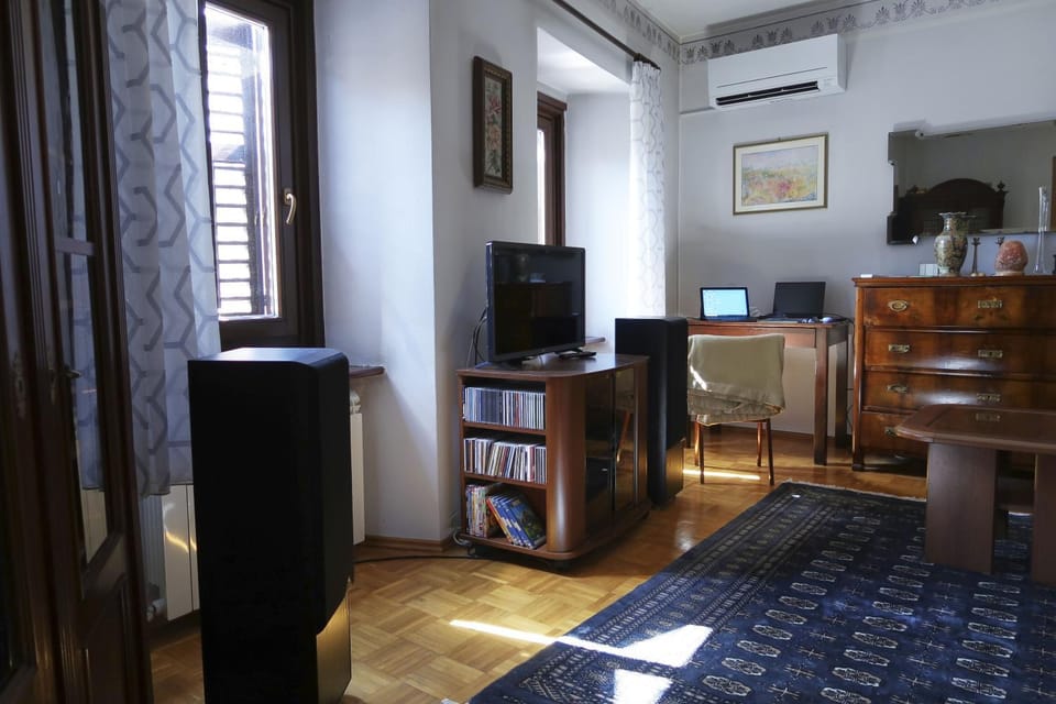 TV and multimedia, Living room, Seating area, air conditioner