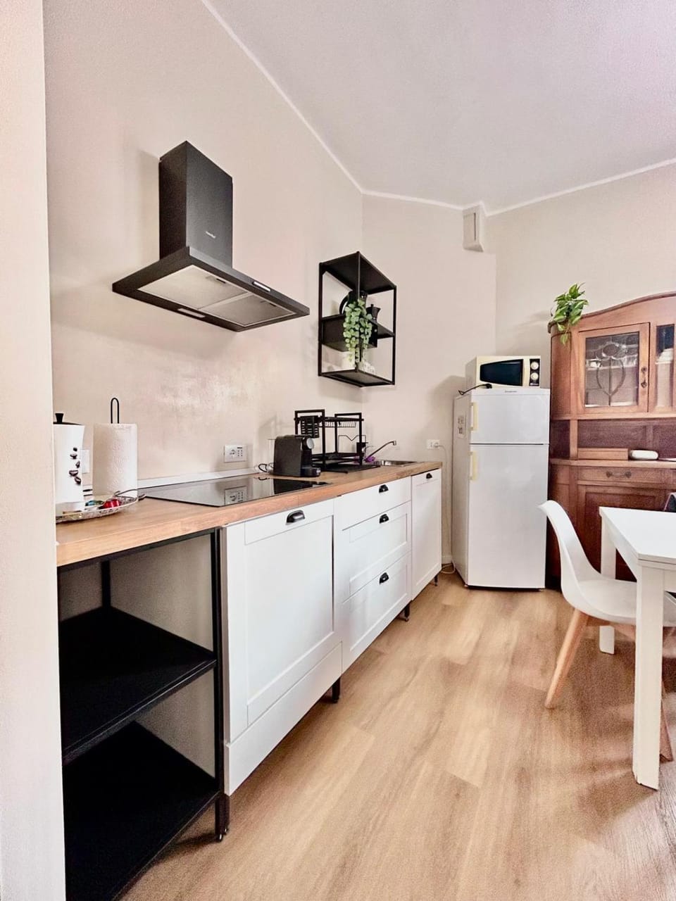 Kitchen or kitchenette, Dining area, stove