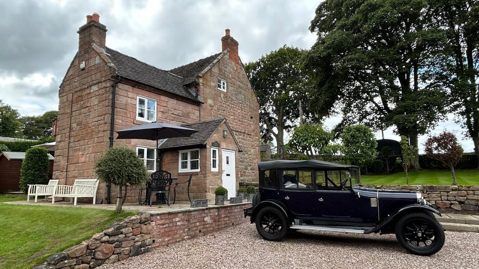 Beautiful Rustic Farmhouse sleeps 5 Near Alton Towers, Polar Bears, Peak District House in Staffordshire Moorlands District