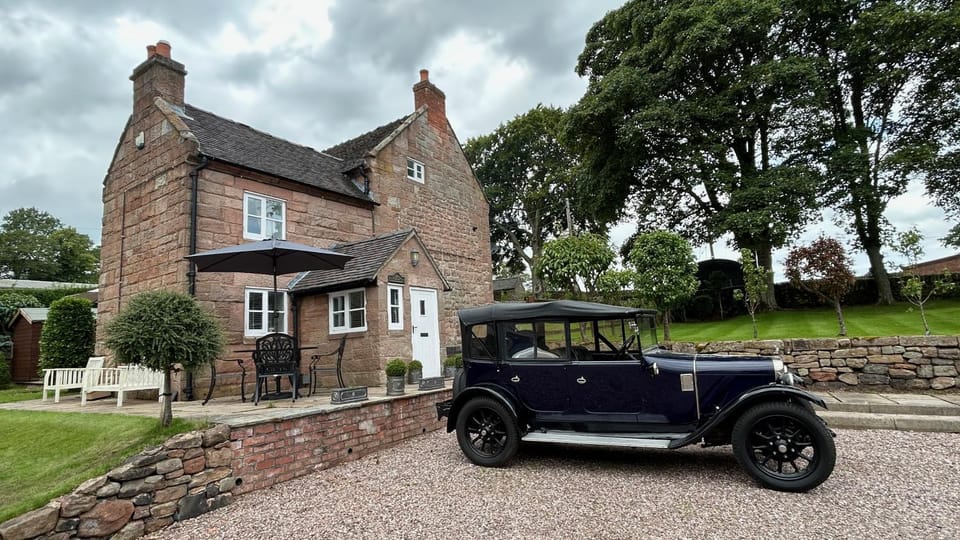 Beautiful Rustic Farmhouse sleeps 5 Near Alton Towers, Polar Bears, Peak District House in Staffordshire Moorlands District