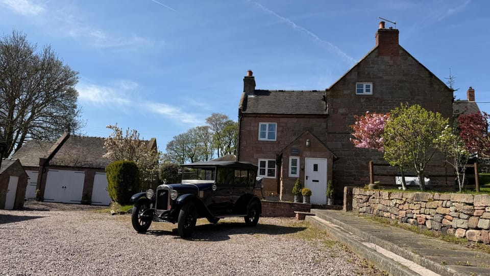 Beautiful Rustic Farmhouse sleeps 5 Near Alton Towers, Polar Bears, Peak District House in Staffordshire Moorlands District