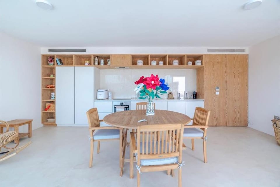 Kitchen or kitchenette, Seating area, Dining area