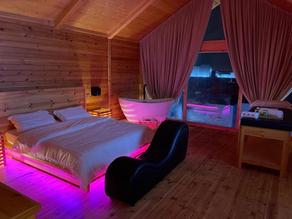 Bed, Photo of the whole room, Bedroom