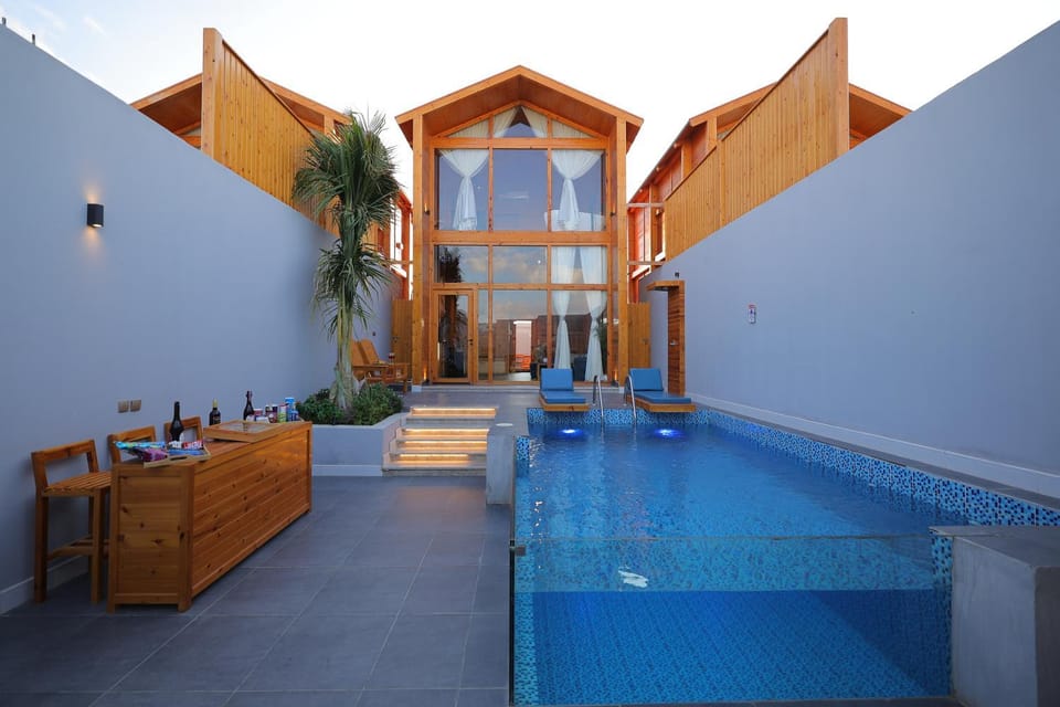 Patio, Day, Swimming pool