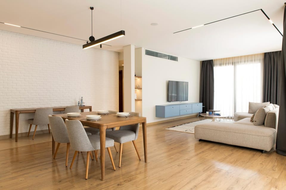 TV and multimedia, Living room, Photo of the whole room, Seating area, Dining area