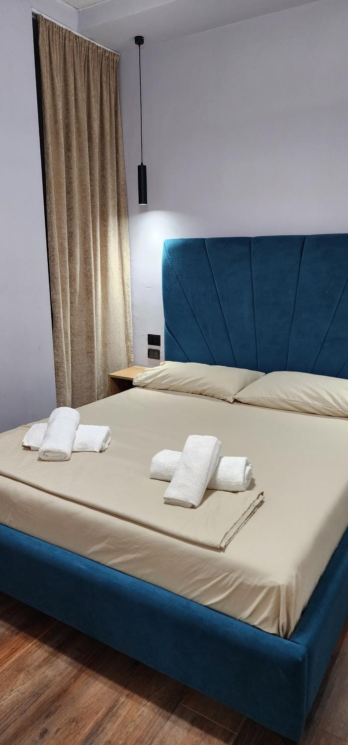 Bed, towels