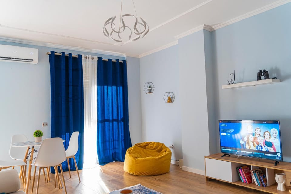 Communal lounge/ TV room, TV and multimedia, Living room, Seating area, Dining area, Evening entertainment, air conditioner