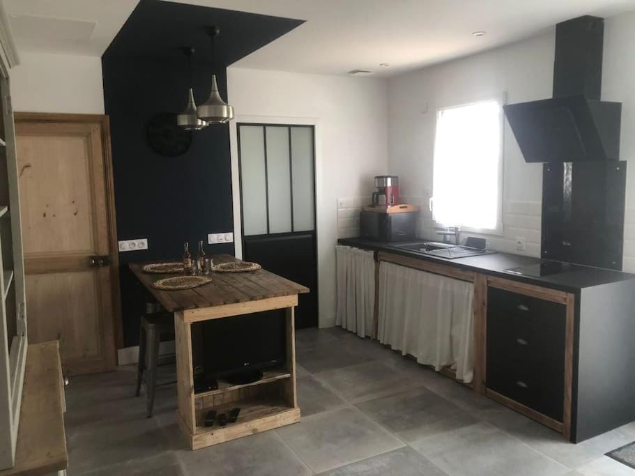 Kitchen or kitchenette, Dining area, minibar, pet friendly, stove