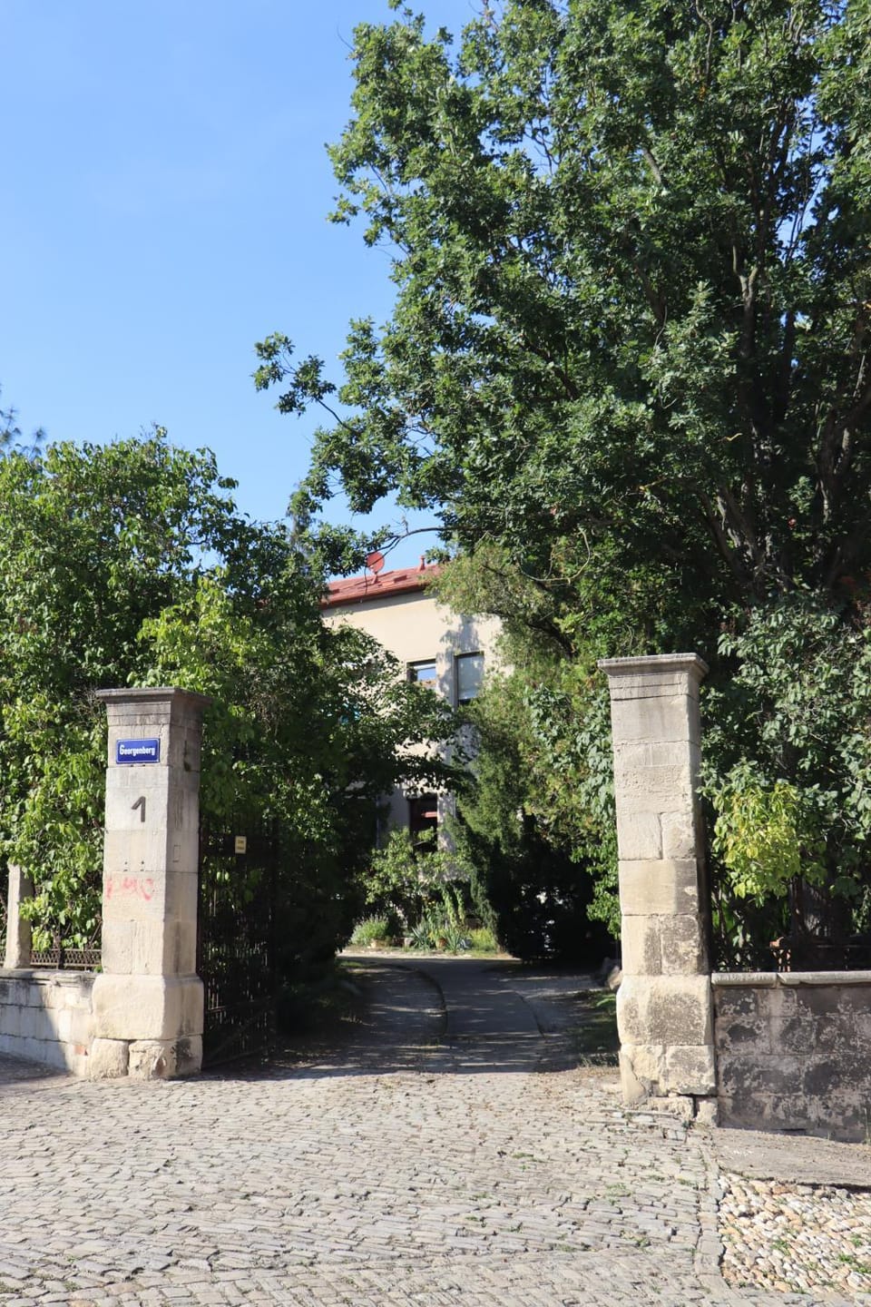 Facade/entrance