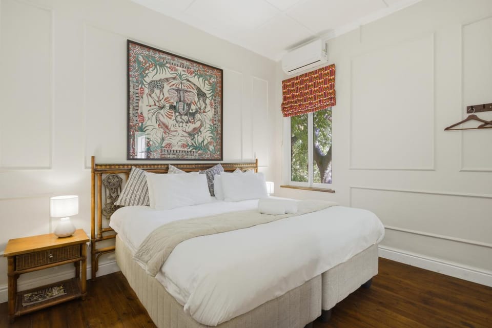 Bed, Photo of the whole room, Decorative detail, Bedroom, wardrobe, air conditioner