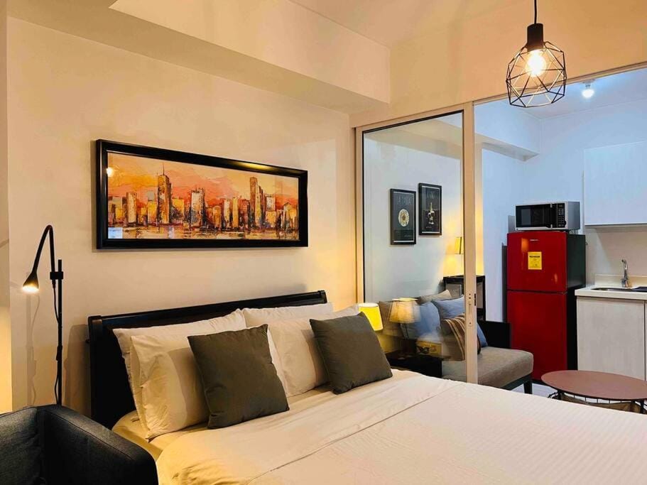 Bed, Kitchen or kitchenette, Living room, Seating area, Bedroom, hair dresser, minibar