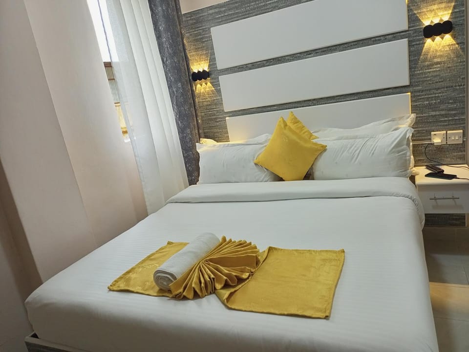 Bed, towels