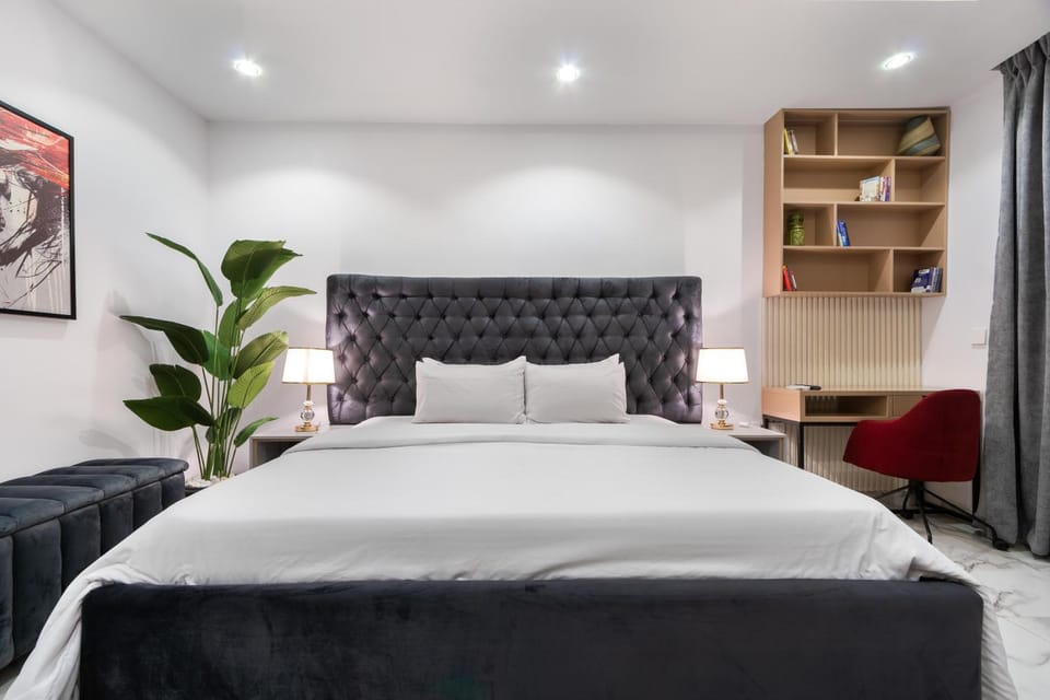 Bed, Library, Photo of the whole room, Seating area, Bedroom, hair dresser