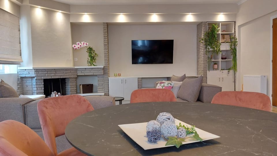 TV and multimedia, Living room, Seating area, Dining area, Evening entertainment