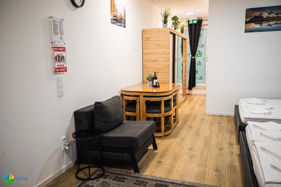 Bed, Living room, Photo of the whole room, Seating area, Bedroom, Drinks, Alcoholic drinks, towels