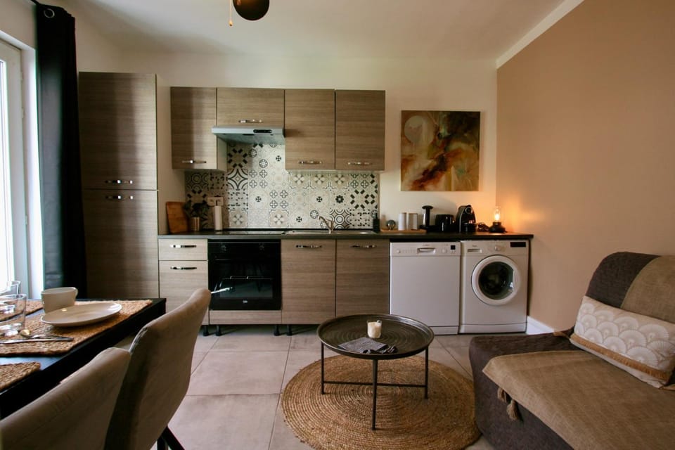 Kitchen or kitchenette, Dining area