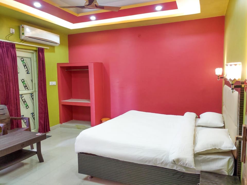 Bed, TV and multimedia, Photo of the whole room, Seating area, Bedroom, air conditioner