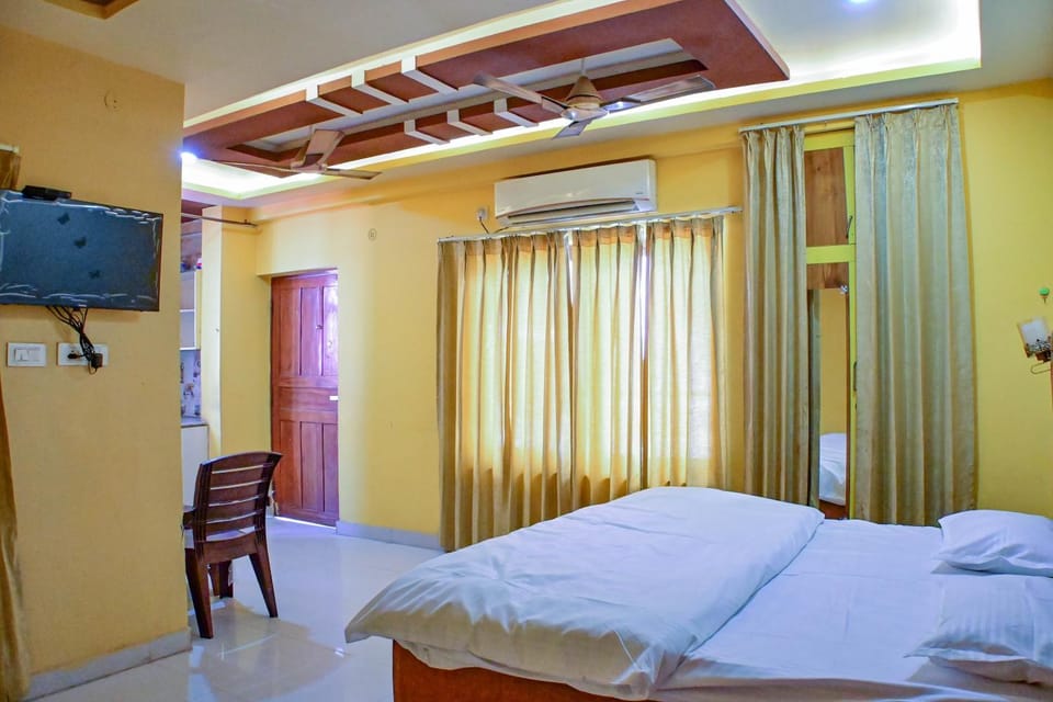 Bed, TV and multimedia, Evening entertainment, Bedroom, air conditioner