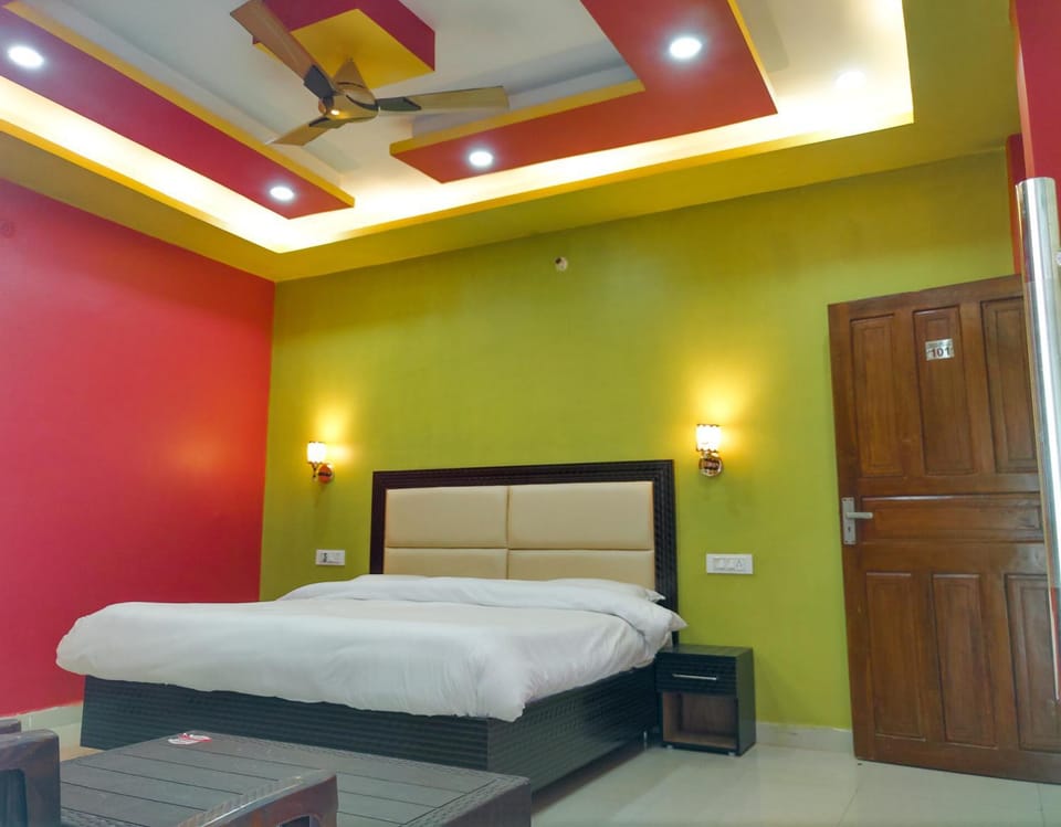 Bed, TV and multimedia, Kitchen or kitchenette, Photo of the whole room, Bedroom, fireplace, wardrobe