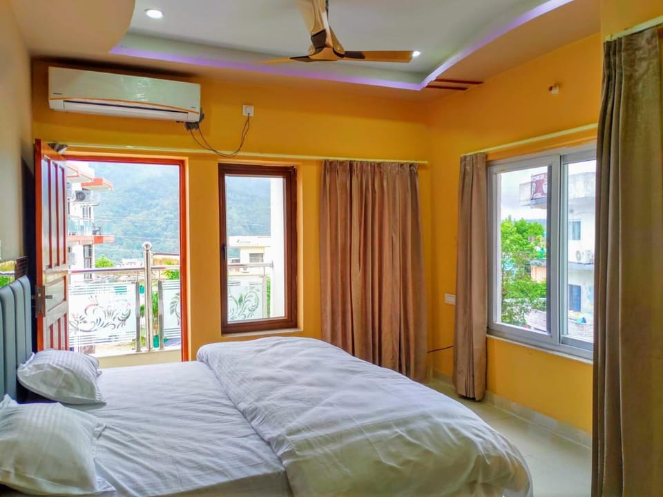 Bed, Kitchen or kitchenette, Photo of the whole room, Seating area, Bedroom, Mountain view, fireplace, air conditioner