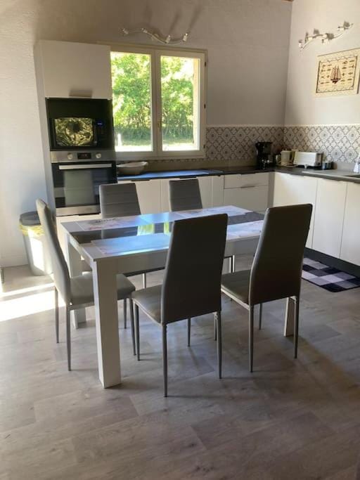 Maison avec piscine Climatisation et jardin clôturé animaux, acceptés Apartment in Nouvelle-Aquitaine
